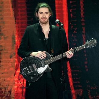 Hozier hates 'rubbing shoulders' with chart artists