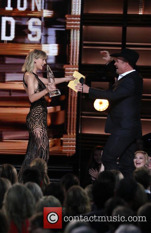 Taylor Swift and Garth Brooks 10