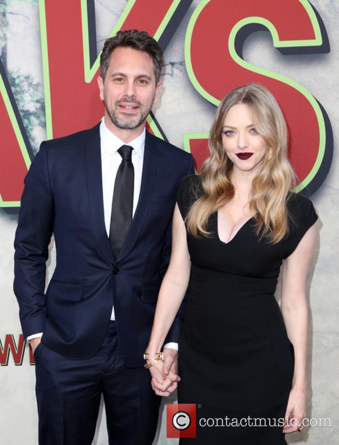 Amanda Seyfried and Thomas Sadoski 