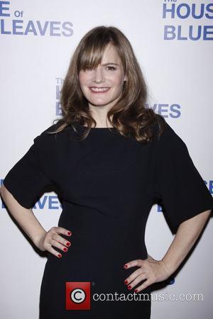 Jennifer Jason Leigh To Play Emily's Mom In 'Revenge'