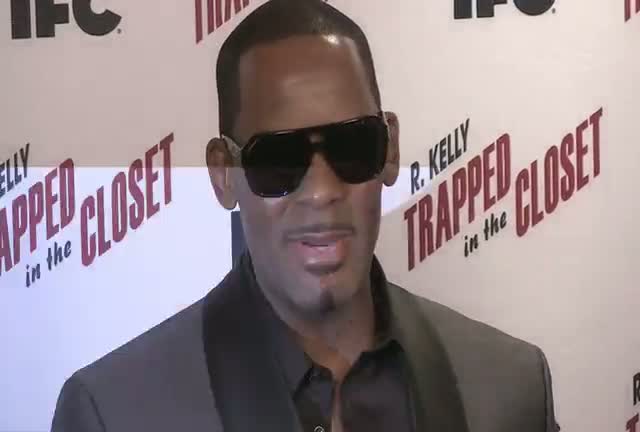 R. Kelly Cuddles With Cast Mates At 'Trapped In The Closet' Premiere