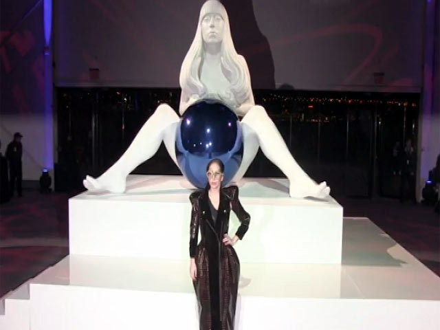 Lady Gaga Unveils Jeff Koons' Naked Sculpture In 'ARTPOP' Exhibition