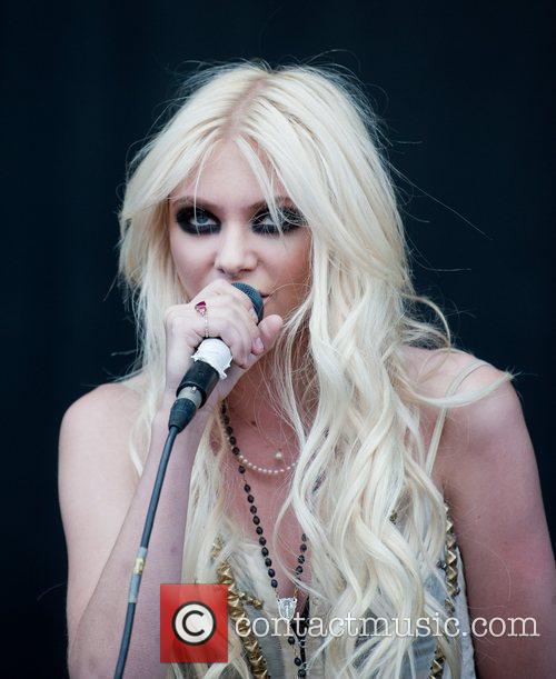 Taylor Momsen onstage