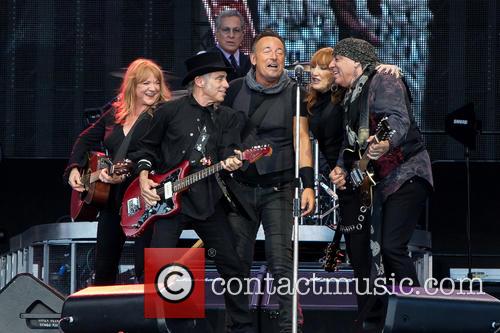 Bruce Springsteen, Steven Van Zandt, Max Weinberg, Nils Lofgren, Patti Scialfa and Soozie Tyrell 1