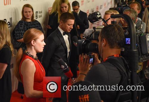 Amy Adams and Jeremy Renner 10