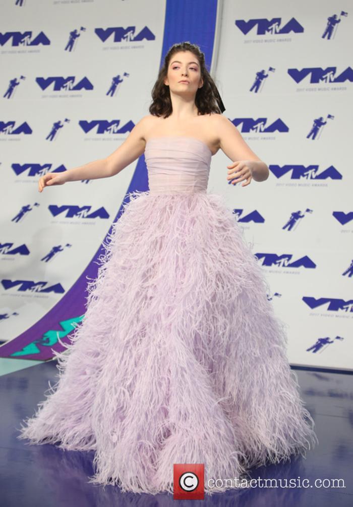 Lorde arriving at the 2017 MTV VMAs