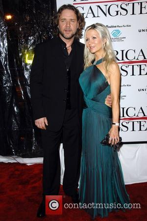 Russell Crowe, Danielle Spencer New York Premiere of 'American Gangster' at the Apollo Theater in Harlem New York City, USA...