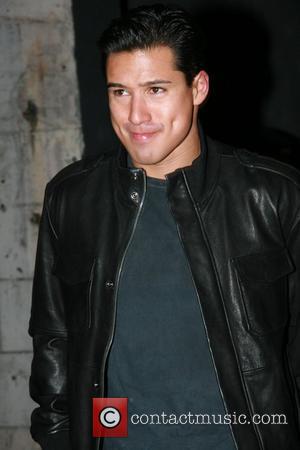 Mario Lopez enters a nighclub with friends Hollywood, California - 29.12.07