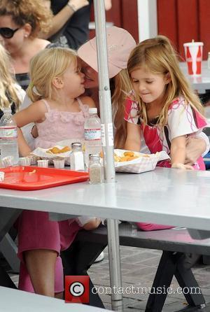 Denise Richards has lunch with her daughters in Brentwood's countrymart Los Angeles, California - 03.10.08