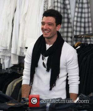JC Chasez shopping at H. Lorenzo discount outlet in West Hollywood  West Hollywood, California - 25.11.08