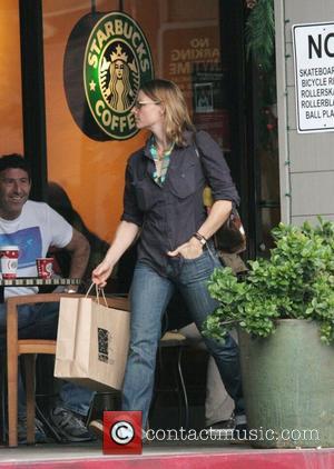 Jodie Foster grabs a drink at Starbucks before grocery shopping in Bel Air Los Angeles, California - 06.12.08