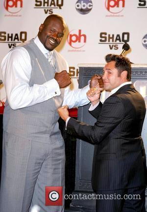 Shaquille O'Neal poses with boxer Oscar De La Hoya during a news conference for the ABC television series 'Shaq vs'...