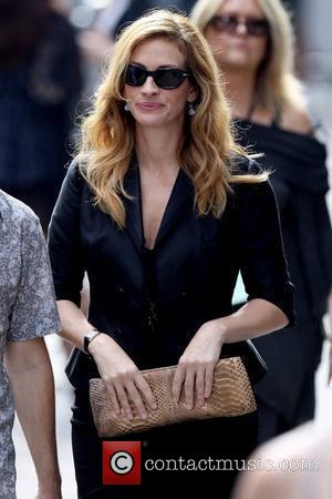 Julia Roberts on the set of her upcoming film 'Eat, Pray, Love' shooting in Manhattan New York City, USA -...