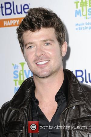 Robin Thicke JetBlue and VH1 launch Save the Music at My House - Arrivals  Hollywood, California - 17.06.09