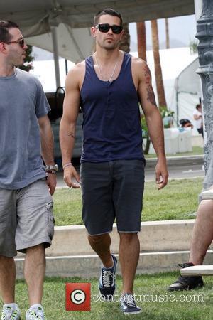 Jesse Metcalfe Seen smoking a cigarette while at the 2010 Coachella Valley Music and Arts Festival - Day 2 Indio,...