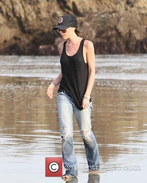 Victoria Beckham walking on the beach Malibu, USA - 31.01.10