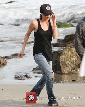 Victoria Beckham  walking on the beach Malibu, USA - 31.01.10