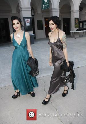 The Veronicas Star Stranded By Floods