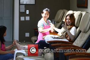 Alyson Hannigan visits iSpa Lane for a manuicure and pedicure Los Angeles, California - 14.04.11