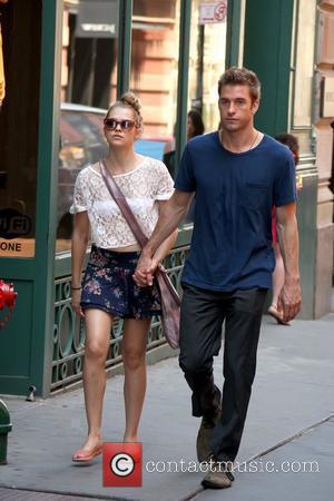 Teresa Palmer and Scott Speedman Scott Speedman takes a stroll through Soho with his girlfriend New York City, USA -...