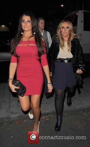 Jessica Wright arriving at Aura nightclub with a group of friends. London, England - 08.12.11