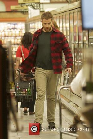 Chris Pine goes late night shopping for groceries at Gelsons supermarket Los Angeles, California - 30.07.12