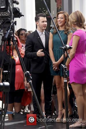 Kevin Jonas, Danielle Deleasa, Maria Menounos