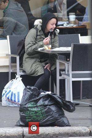 Gail Porter eating outside in North London London, England - 04.05.12
