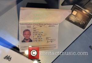 Daniel Craig's 007 passport Designing 007 -...