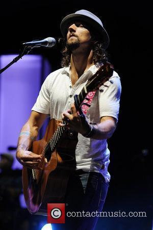 Jason Mraz Cutting Bottle Waste On Tour