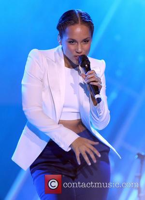 PHOTOS: Alicia Keys Gives Stunning Performance At People’s Choice Awards