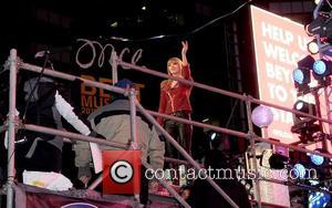 PICTURES: Taylor Swift, Carly Rae Jepsen And Ryan Seacrest Honor Dick Clark's New Year's Rockin' Eve in Style