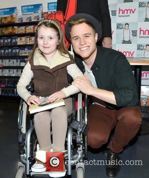 Olly Murs Signs A Fans Breast, Looks for A Girlfriend