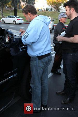 Russell Crowe - Russell Crowe Mobbed By Fans