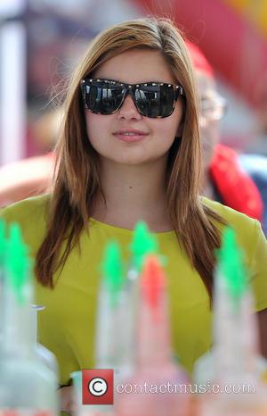 Ariel Winter - Ariel Winter debuts her newly dyed strawberry blonde hair at a farmer's market in Studio City. While...