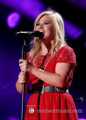 No Babies, Just Want Intimacy - Kelly Clarkson Denies Pregnancy