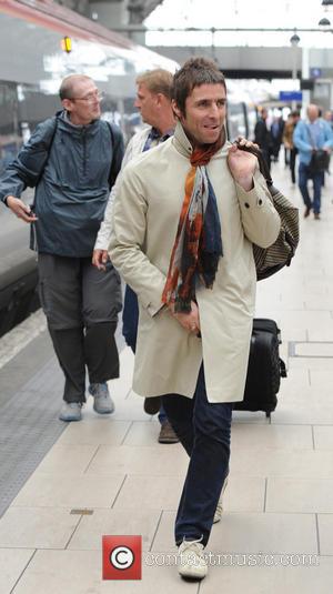 Liam Gallagher - Liam Gallagher arrives at Manchester Piccadilly train station with members of Beady eye - Manchester, United Kingdom...