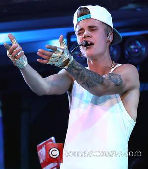 Justin Bieber Orders Fans To Stop Throwing Items On Stage