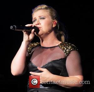 Kelly Clarkson Makes Impassioned Plea For Gun Control Action At Billboard Music Awards