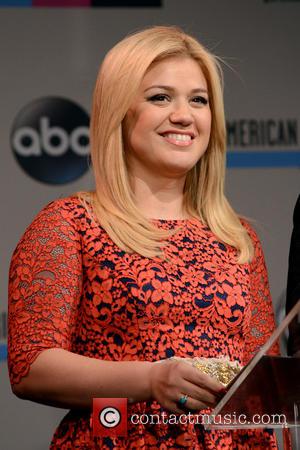 Kelly Clarkson Expecting First Child-Gets Her Christmas Wish! 