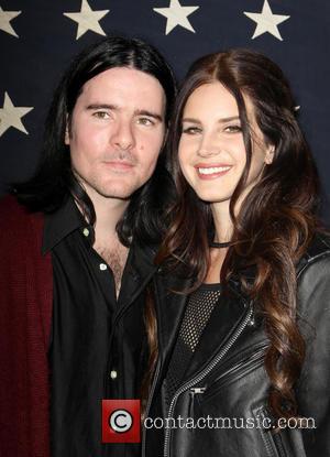    Lana Del Rey's Longtime Boyfriend, Barrie James O'Neill, Denies Split 