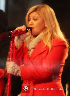 'American Idol' Alum Kelly Clarkson Gives Birth To Baby Girl 