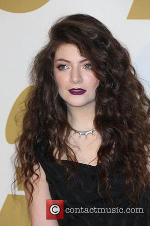 Lorde Identifies "Stalking" Photographer On Twitter