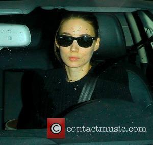 Rooney Mara - Rooney Mara driving off after shopping at Chanel on Rodeo Drive in Beverly Hills - Los Angeles,...