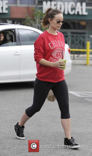 Olivia Wilde - Pregnant Olivia Wilde, wearing  no make-up, grabs food to go after leaving a gym - Los...