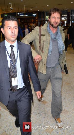 Gerard Butler - Gerard Butler wearing a light olive green jacket and cargo trousers, arrives at Sydney Airport - Sydney,...
