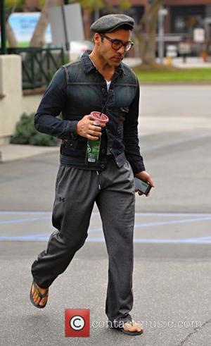 Jeremy Piven - Jeremy Piven shopping at Whole Foods wearing a tight denim jacket and sandals - Los Angeles, California,...