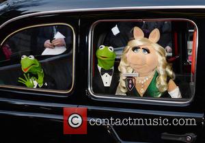 ‘Muppets’ Executive Producer Explains Decision To Split Miss Piggy And Kermit Up