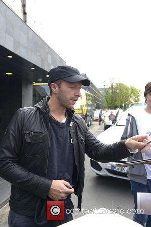 Chris Martin - Coldplay leave the Hyatt Regency Cologne Hotel and sign autographs for fans - Cologne, Germany - Saturday...