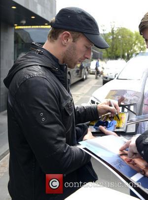 Chris Martin - Coldplay leave the Hyatt Regency Cologne Hotel and sign autographs for fans - Cologne, Germany - Saturday...